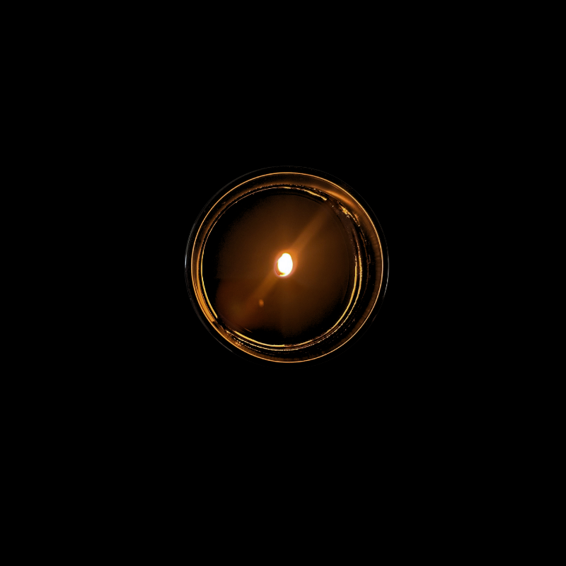 Dark, spiced candle in elegant smoky vessel – Dubh Noir by SPÈ Atelier.
