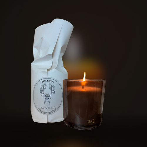 Citrus-forward luxury candle in smoky glass – bright and energizing SÓLSKIN by SPÈ Atelier.