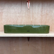Green rectangular planter with 'SPé' branding on a wooden shelf.