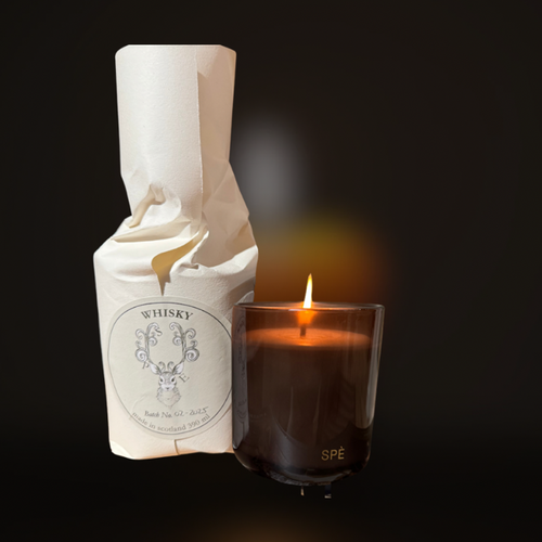 Amber-toned whisky-scented candle in luxurious glass – Whisky candle by SPÈ Atelier.
