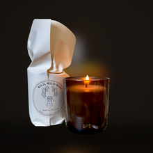Earthy candle with forest-inspired green notes in amber glass – Wild, Wild Moss by SPÈ Atelier.
