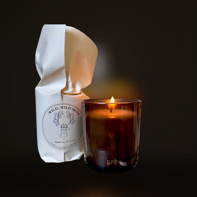 Earthy candle with forest-inspired green notes in amber glass – Wild, Wild Moss by SPÈ Atelier.
